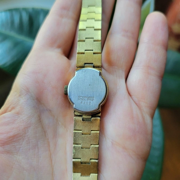 Vintage Dainty Gold Avia 17 Jewels Swiss Made Incabloc Watch - Picture 8 of 8